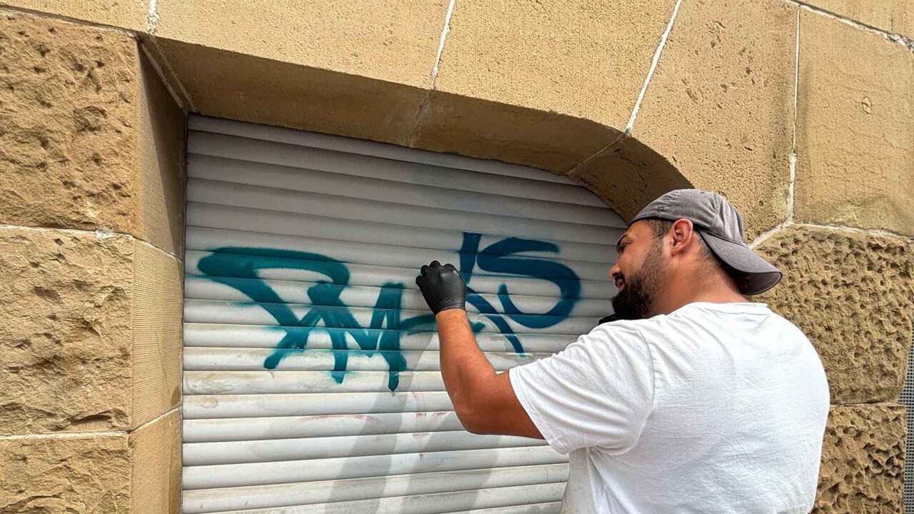 Mitarbeiter von Hein Fassadenreinigung bei einer Graffitientfernung mit Chemie | Graffiti entfernen Kosten