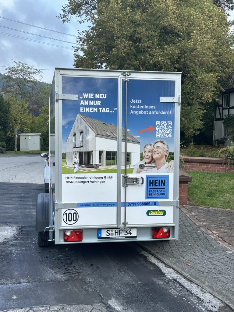 Anhänger mit den Geräten für die Fassadenreinigung