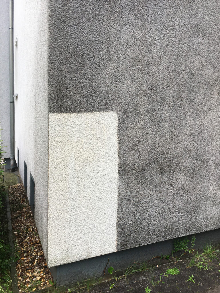 kostenfreie Probefläche vor Ort zeigt den Unterschied vor und nach der Fassadenreinigung
