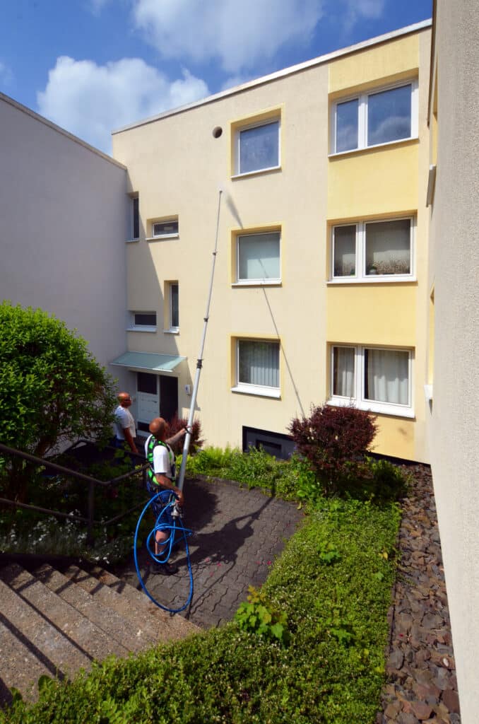 Reinigung der Hausfassade ohne Gerüst