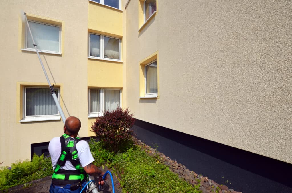 Niederdruckverfahren zur schonenden Fassadenreinigung