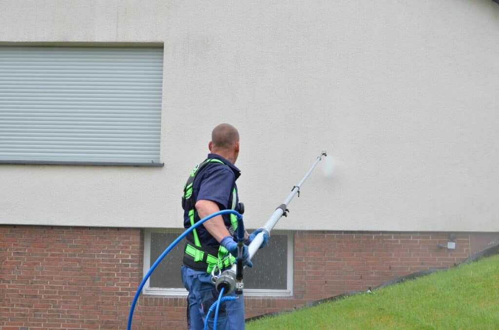 Fassadenreiniger mit Teleskoplanze in Böblingen