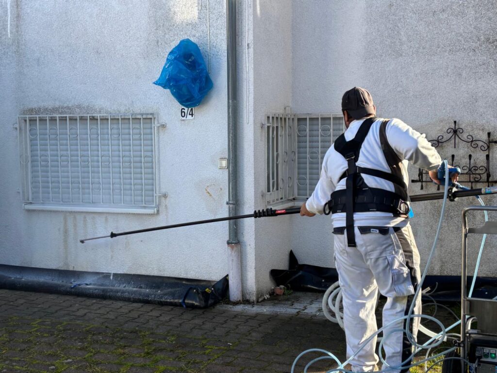 Fassadenreiniger bei der Arbeit