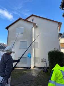 Fassadenreiniger reinigen und imprägnieren eine Putzfassade