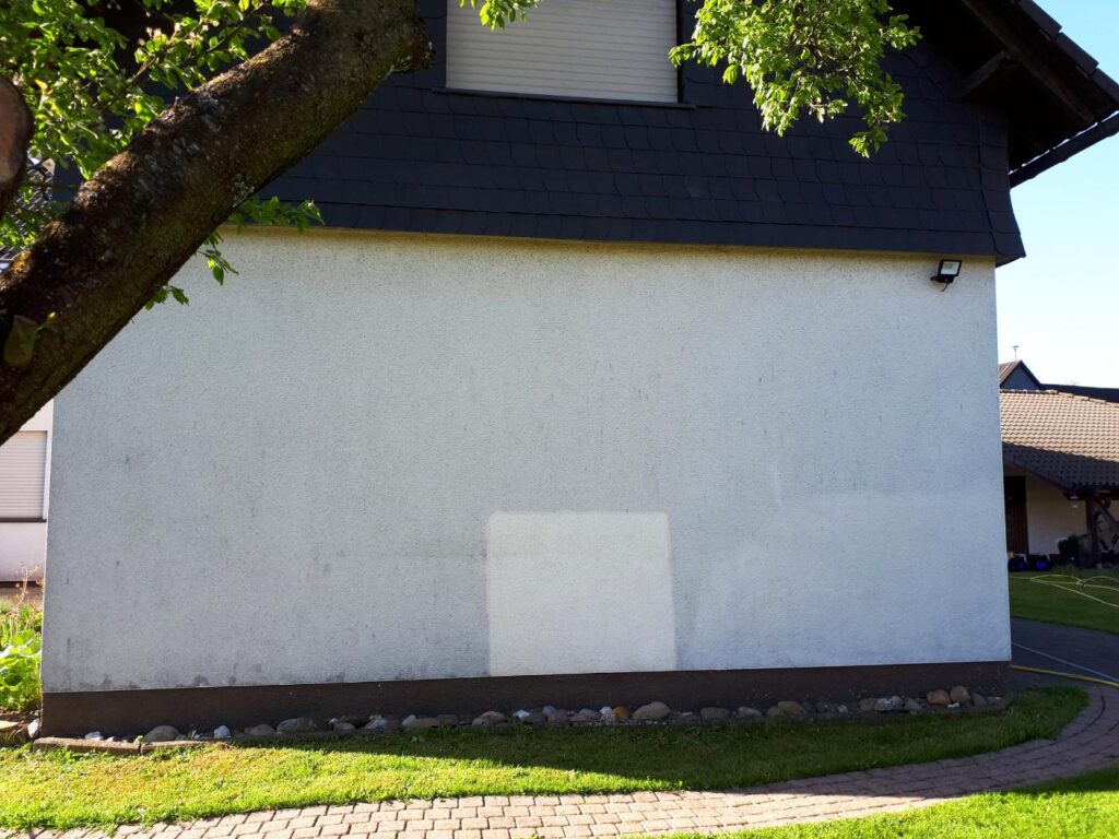 Vorher-Nachher-Vergleich Probefläche Fassadenreinigung