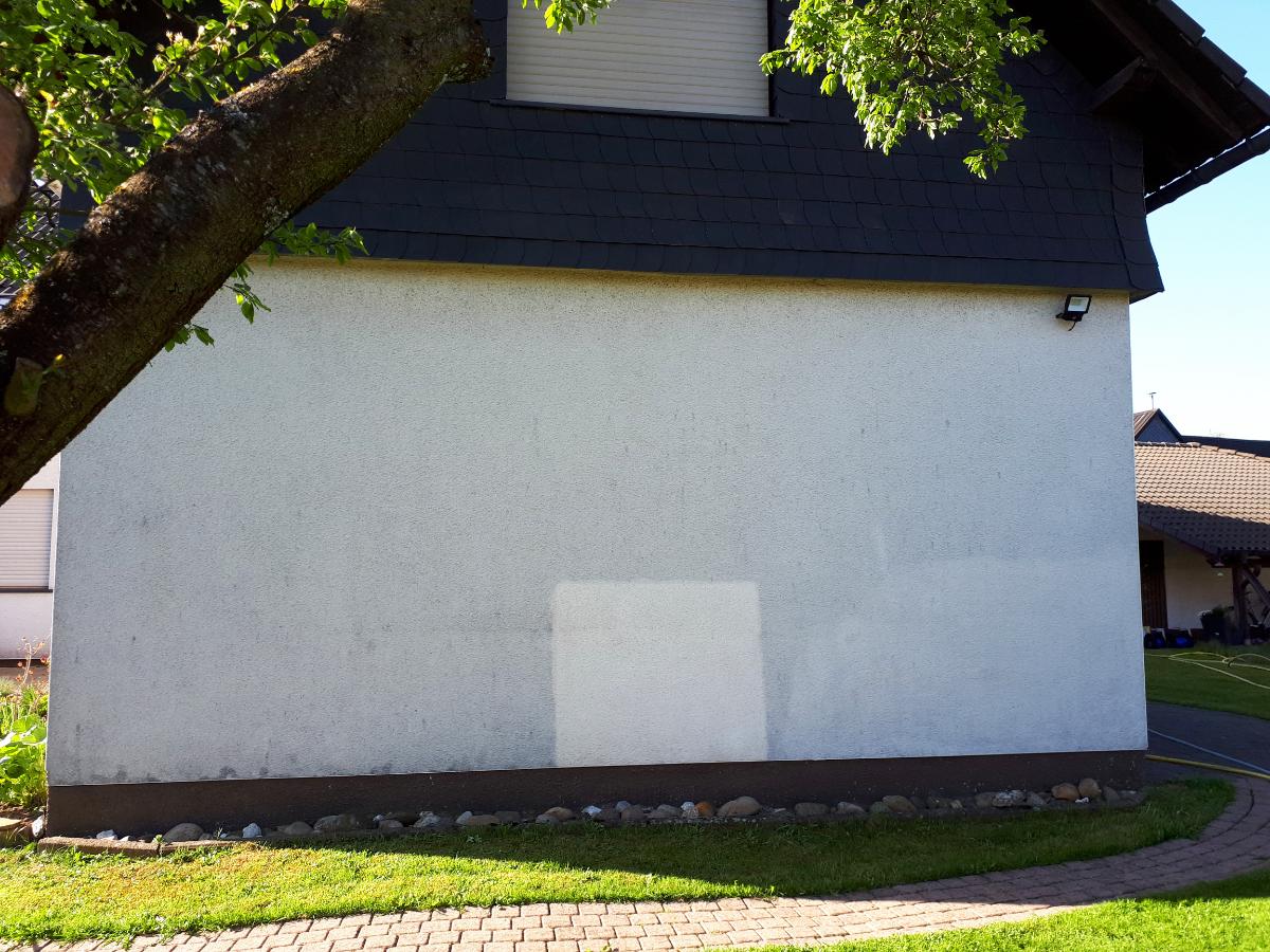 nach der Putzfassade Reinigung einer kostenfreien Probefläche
