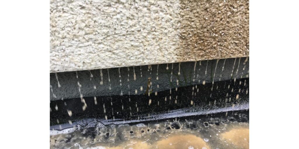 Das entstehende Schmutzwasser wird aufgefangen, gefiltert und gemäß den gesetzlichen Vorgaben fachgerecht entsorgt.