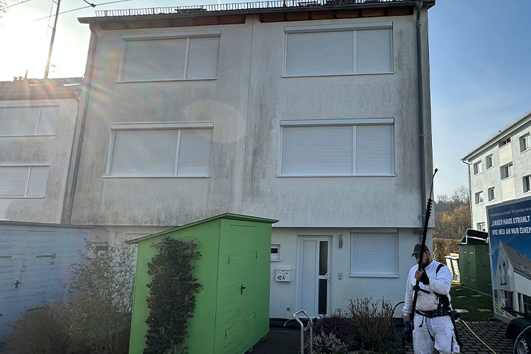 Reihenhaus in Stuttgart-Dürrlewang vor der Fassadenreinigung