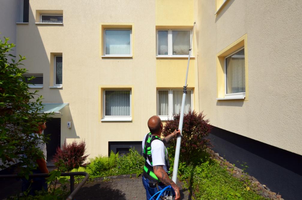 Fassadenimprägnierung nach der Reinigung eines Wohnhauses