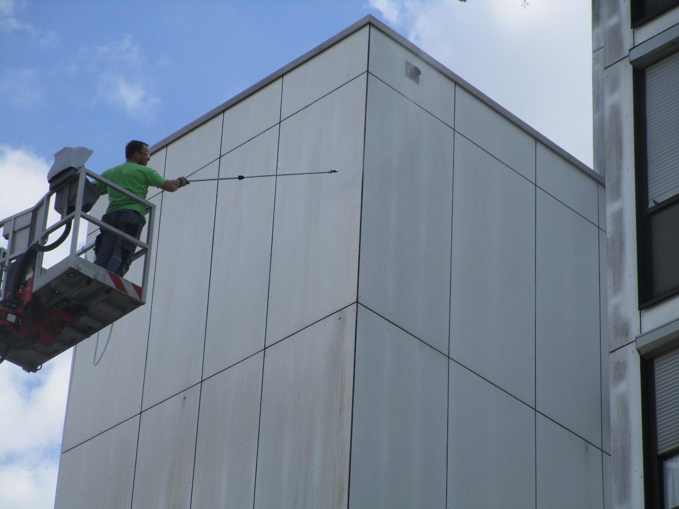 Ethernitfassade wird gereinigt