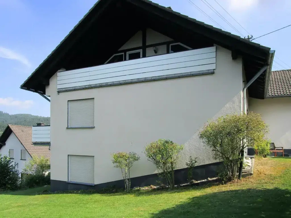 Saubere Fassade eines Einfamilienhauses