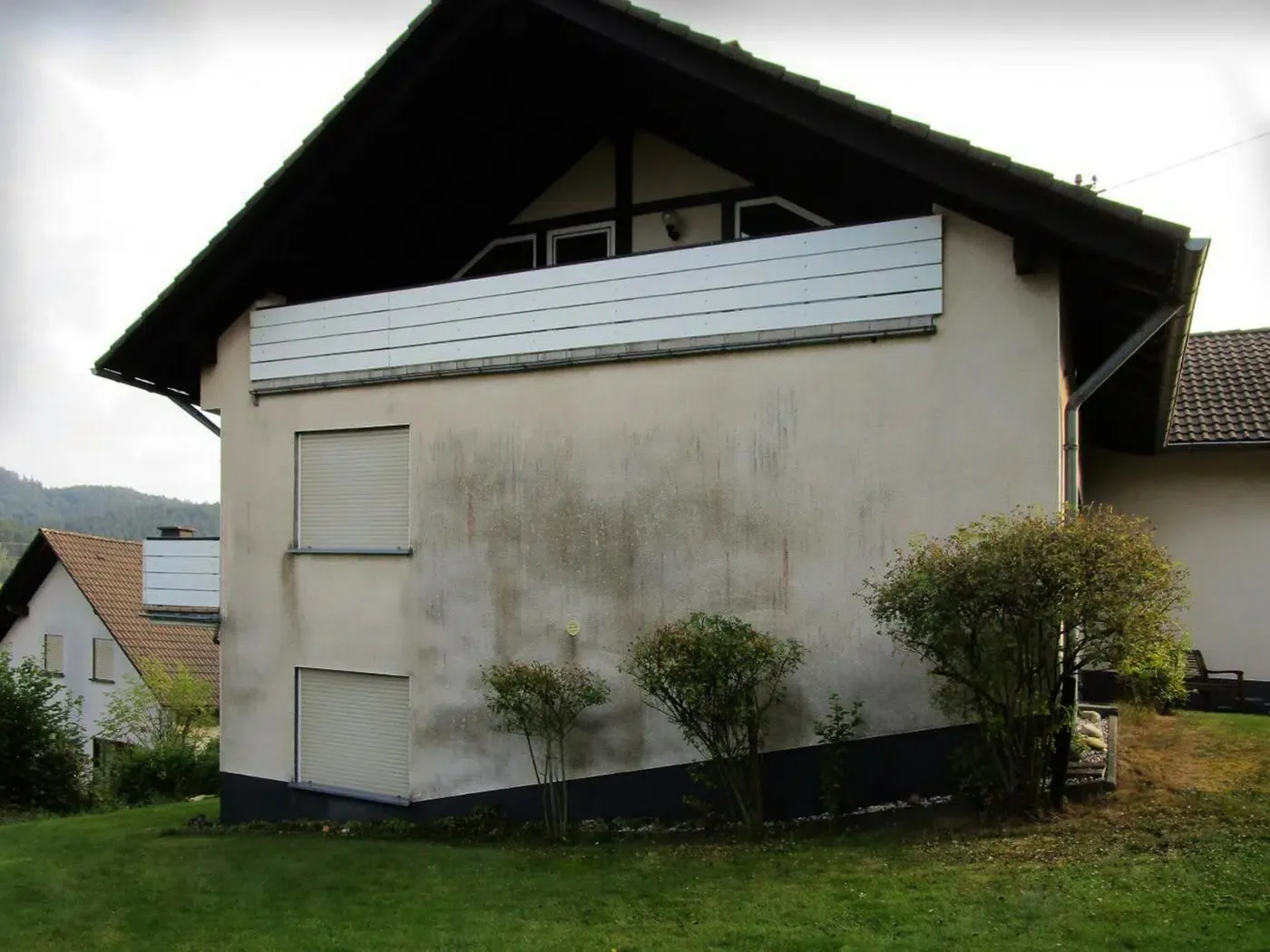 Verschmutzte Hausfassade vor der Fassadenreinigung in Waiblingen
