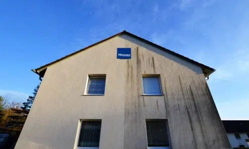 Hausfassade nach der Fassadenreinigung