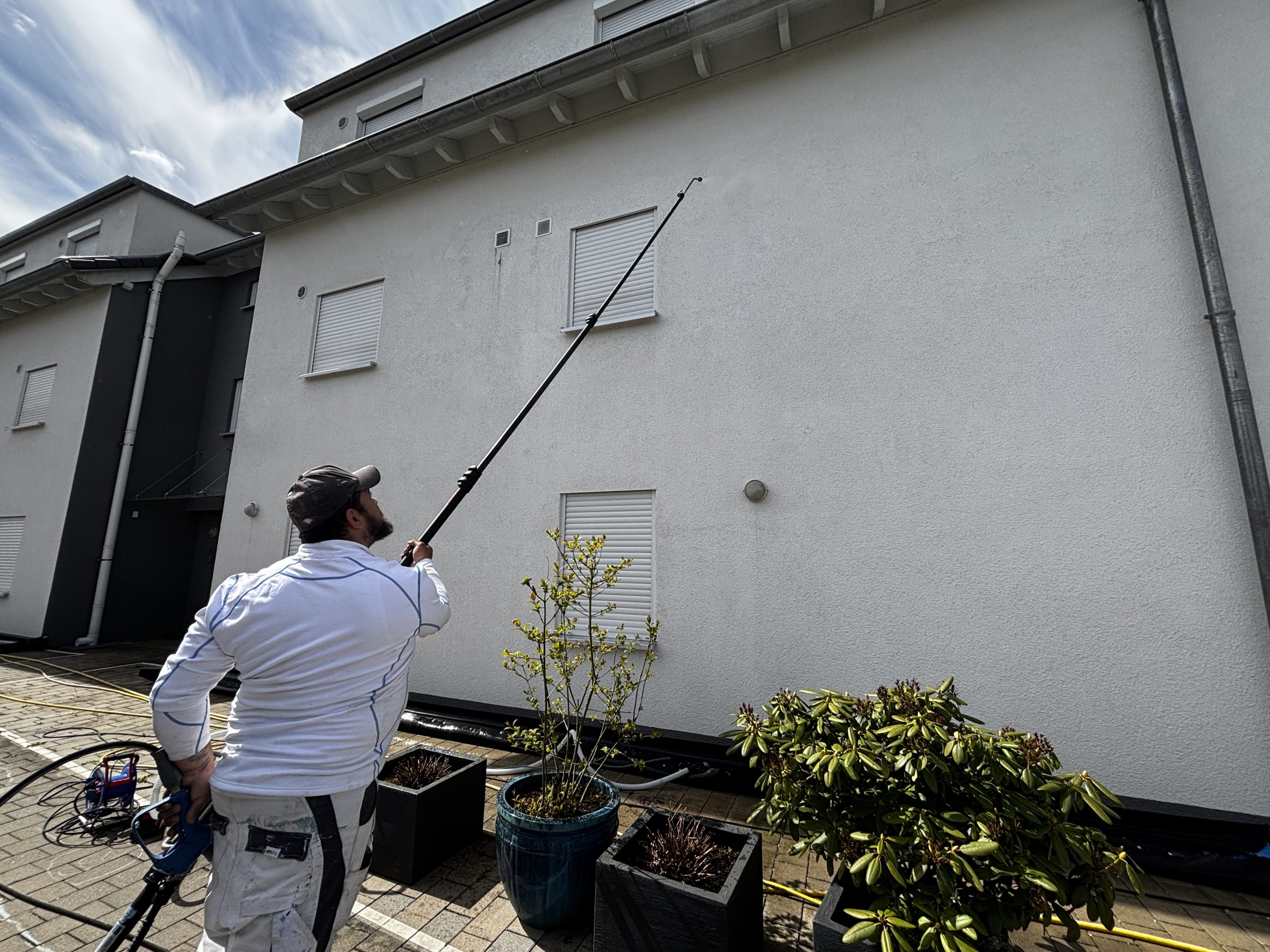 Fassadenreinigung an einem Wohnhaus in der Region Stuttgart