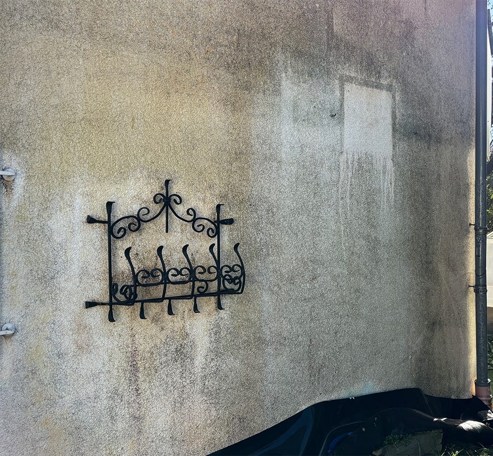 Hausfassade während der Fassadenreinigung in der Umgebung Stuttgart