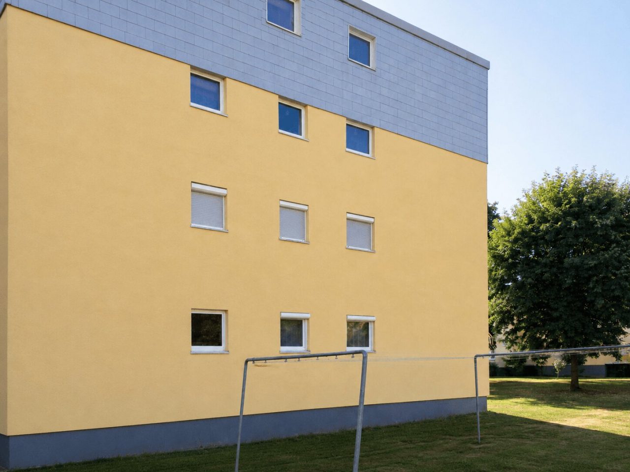 Saubere Hausfassade nach der Fassadenreinigung bei Algenbefall