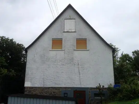 Hausfassade vor der Fassadenreinigung statt Streichen