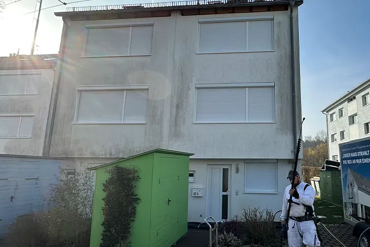 Hausfassade in Stuttgart-Dürrlewang vor der Fassadenreinigung