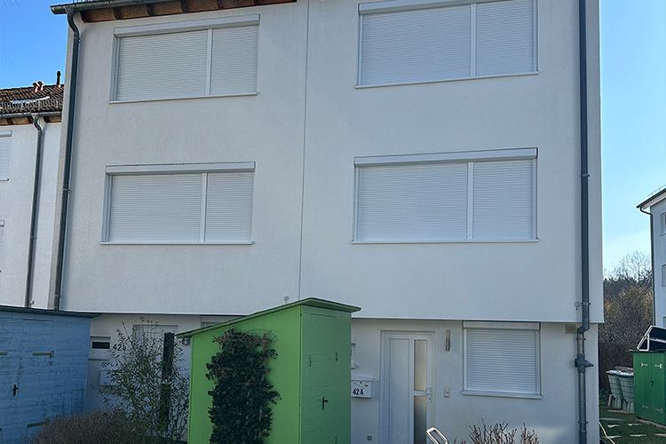 Hausfassade in Stuttgart-Dürrlewang nach der Fassadenreinigung