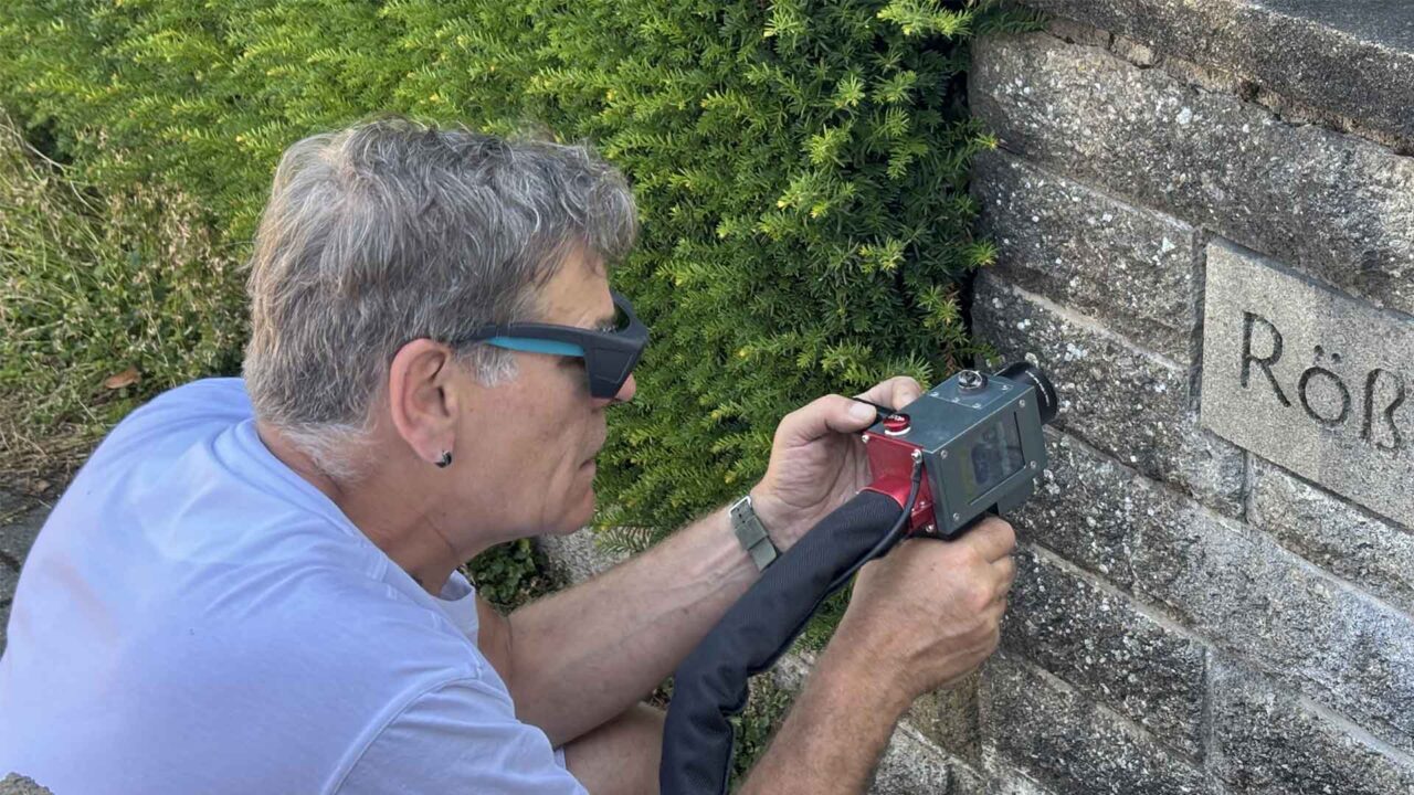 Mitarbeiter von Hein Fassadenreinigung bei einer Graffiti Entfernung mit Laser