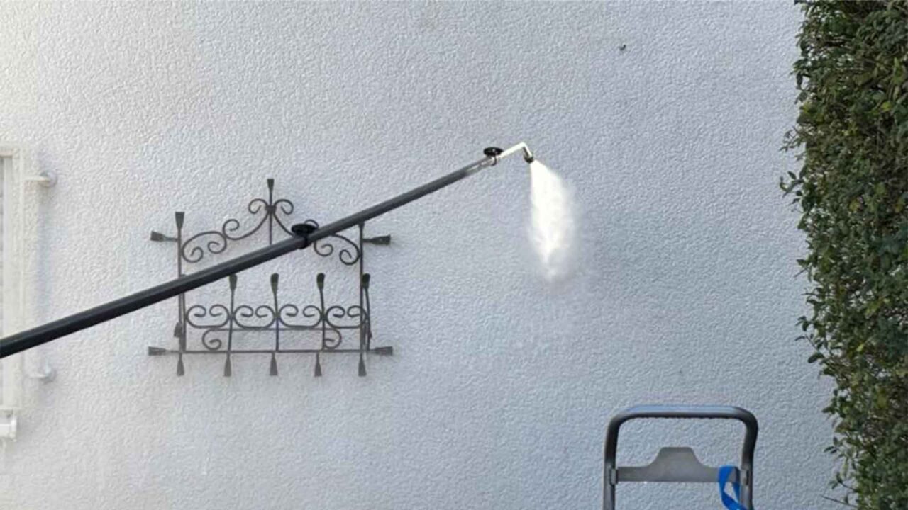 Auftragen von Graffitischutz nach einer Graffitientfernung