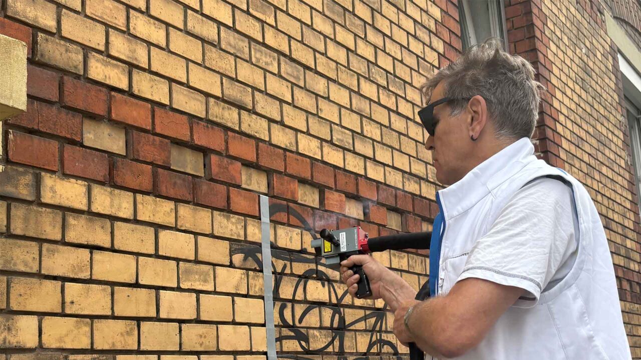 Mitarbeiter von Hein Fassadenreinigung bei einer Graffitientfernung