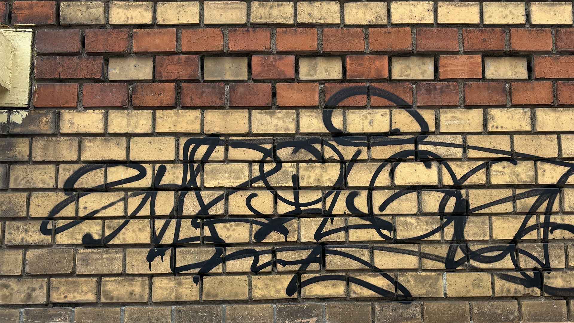 Graffiti auf Klinkerfassade | Graffitientfernung