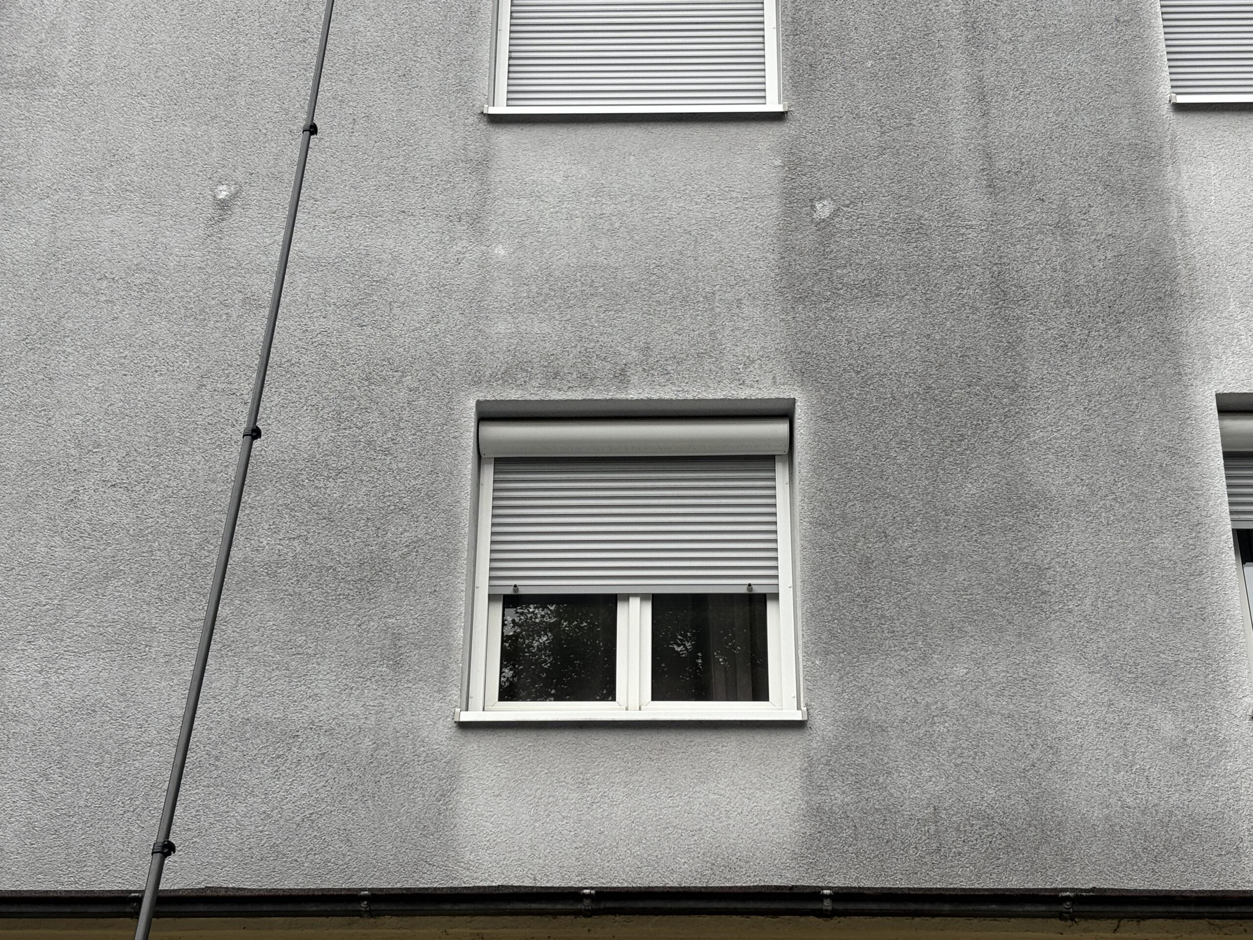 Fassade mit schwarzen Flecken in Esslingen vor der professionellen Fassadenreinigung
