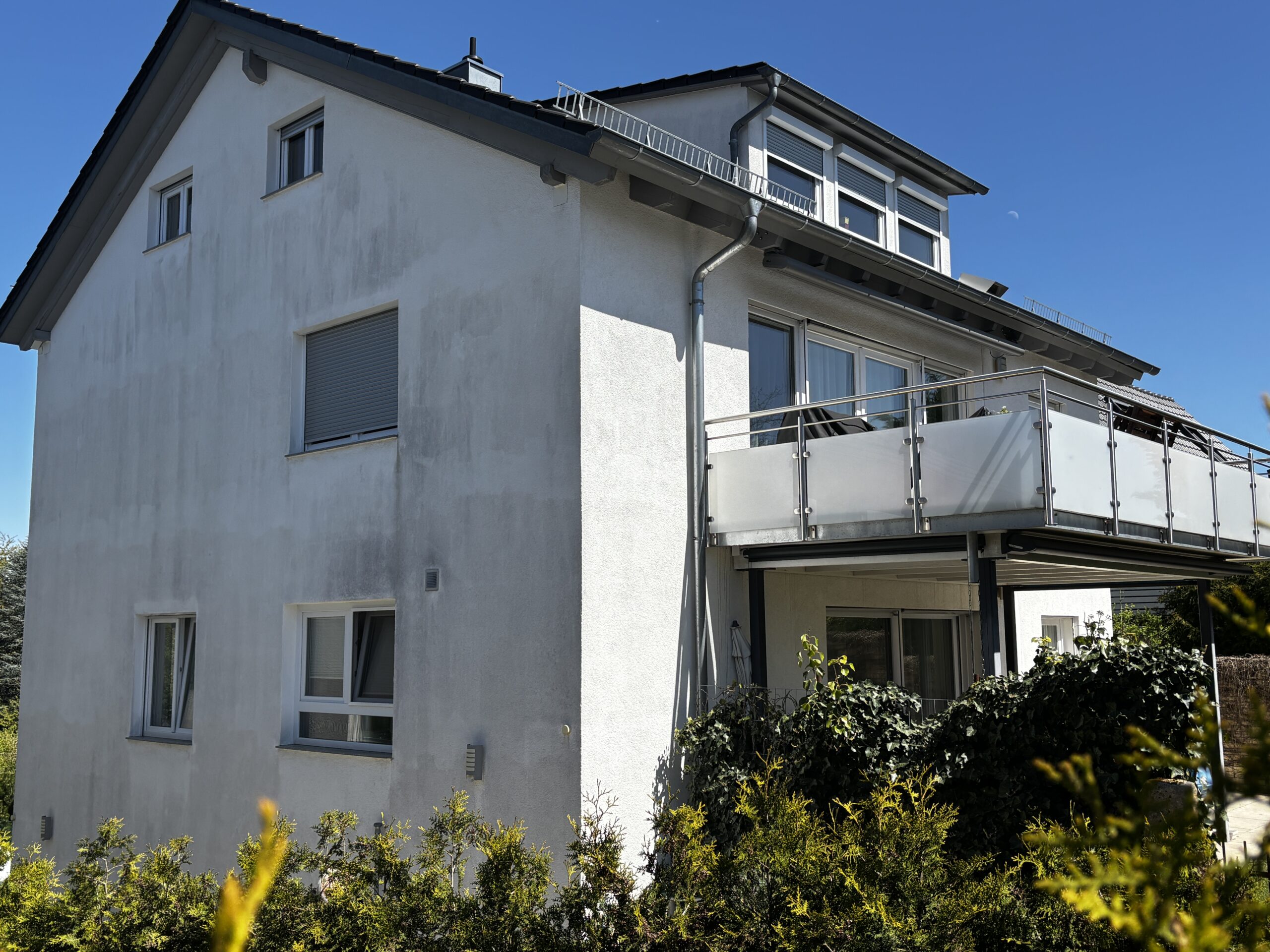 Fassadenreinigung Filderstadt. Ein Haus vor der professionellen Reinigung