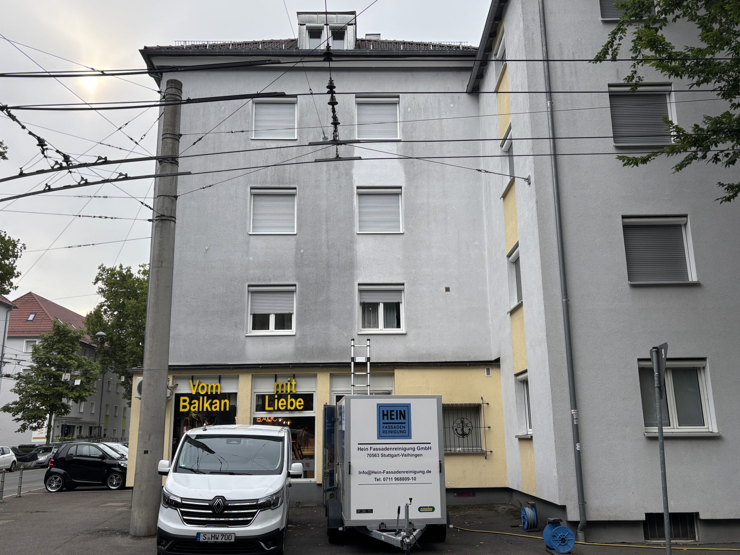 schwarze Fassade Plochinger Str. in Esslingen vor der Fassadenreinigung