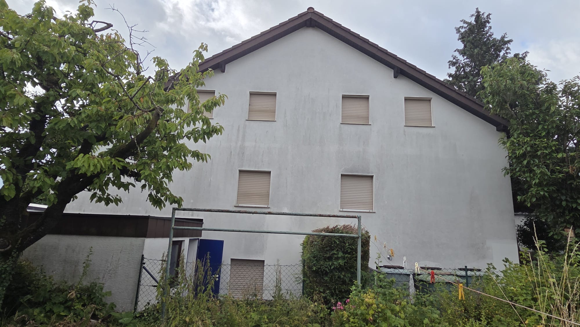 Vorher-Nachher-Vergleich einer Fassadenreinigung in Ebersbach an der Fils