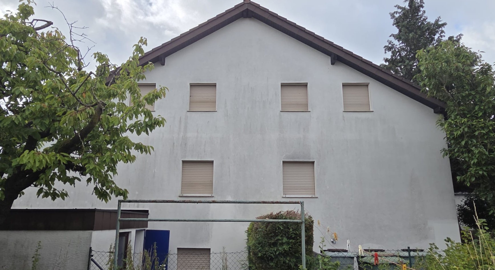 Schmutzige Fassade eines Hauses in Ebersbach vor der Reinigung durch Hein Fassadenreinigung
