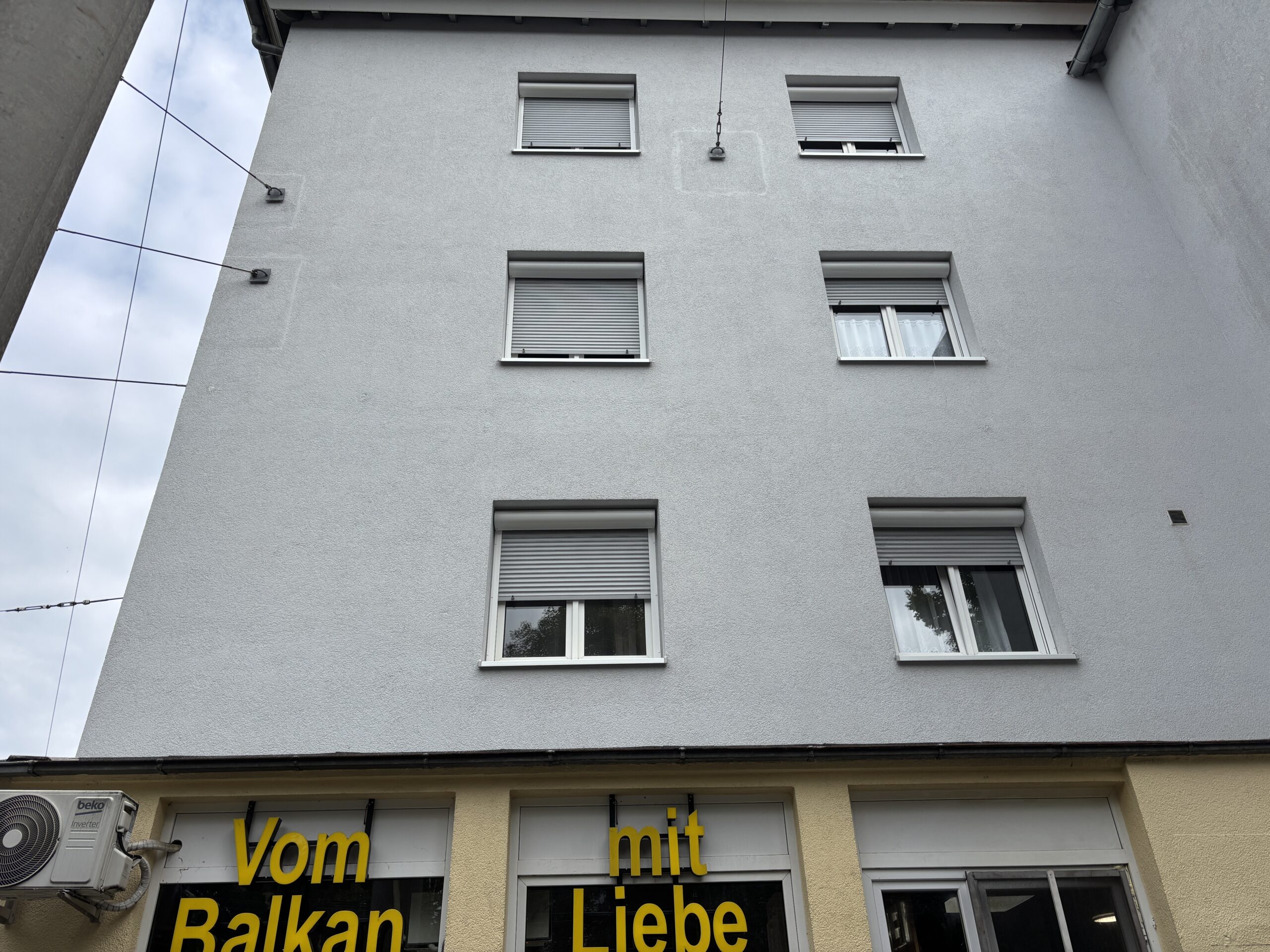 saubere Fassade nach der Reinigung des Mehrfamilienhauses in Esslingen, Plochinger Straße