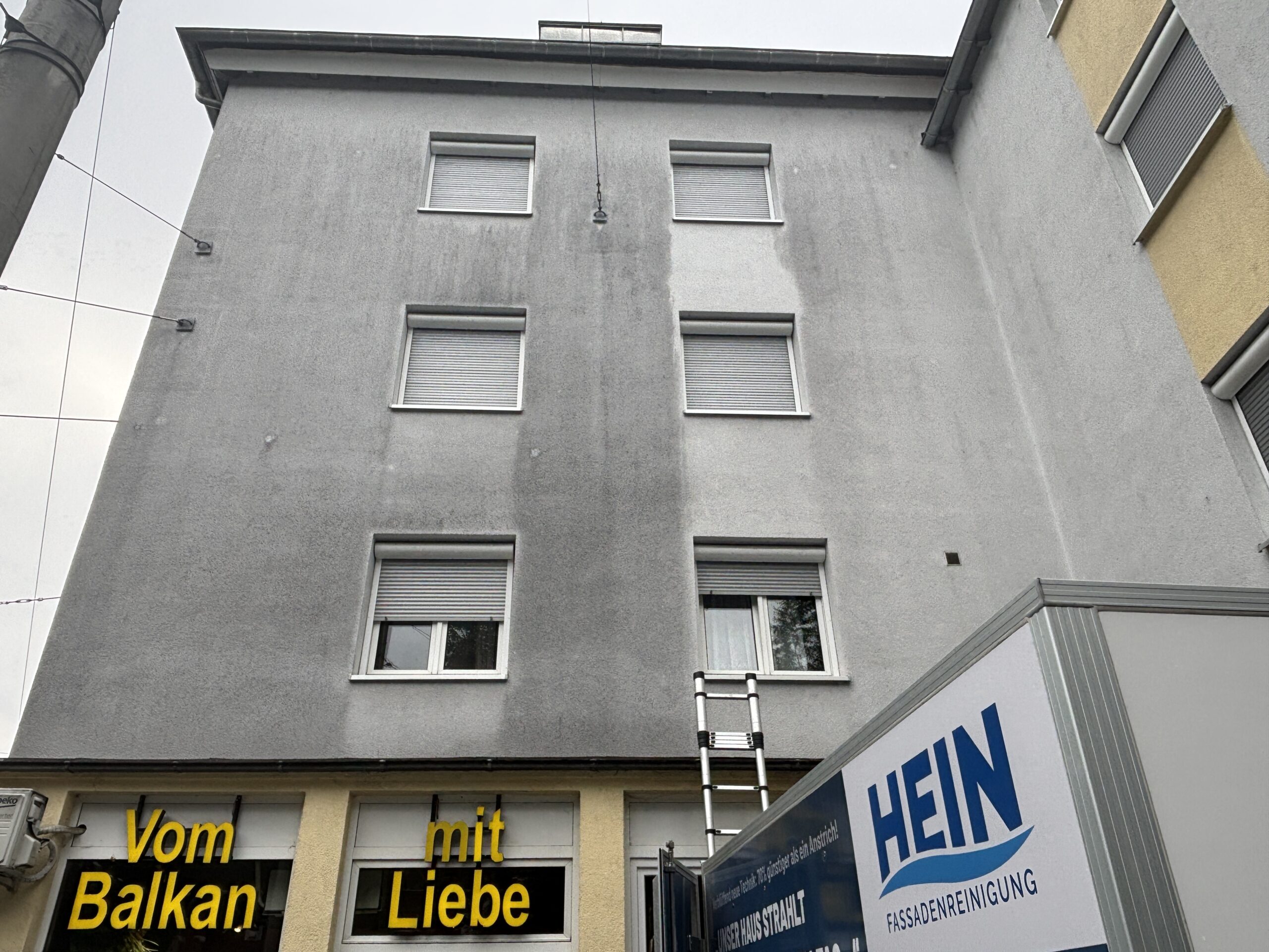 graue Fassade bei einem Mehrfamilienhaus in Esslingen