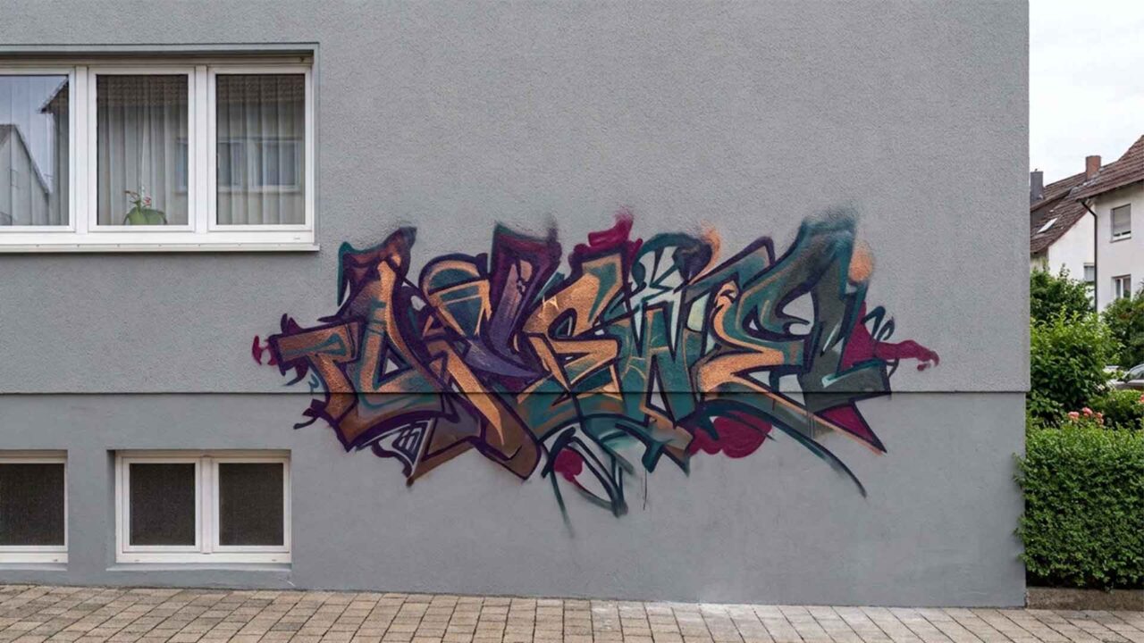 Graffiti an Hausfassade in Stuttgart | Graffiti entfernen Kosten & Förderung