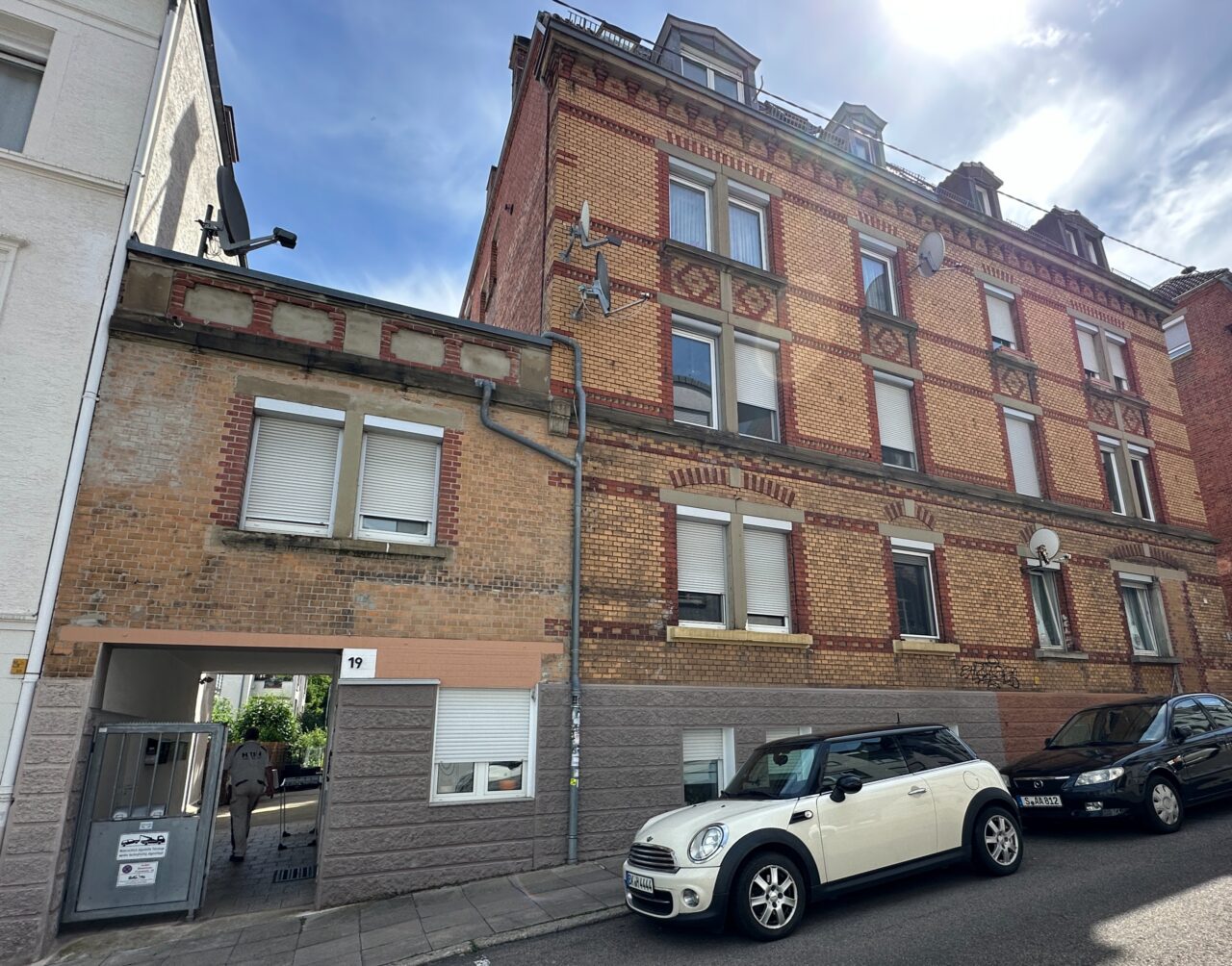 Klinkerfassade in Stuttgart vor der professionellen Fassadenreinigung