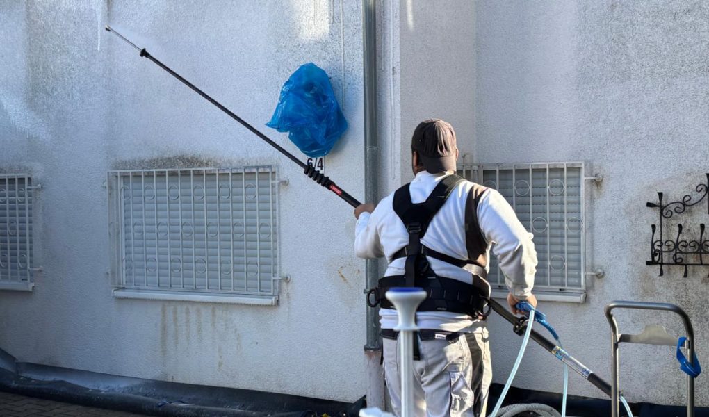 Fassadenreinigung mit Teleskoplanze
